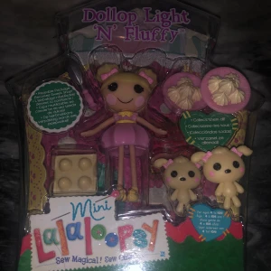 Mini Lalaloopsy: Dollop Light 'N' Fluffy -  Mini Lalaloopsy: Dollop Light 'N' Fluffy! Du får med ett extra djur + ett fat med cupcakes 🧁. Skapad år 2013 och oöppnad, En söt samlarfigur med gulliga accessoarer. Perfekt för dig som älskar färgglada och kreativa leksaker. Passar ungefär alla åldrar som vill ha något unikt och lekfullt i hyllan.😁