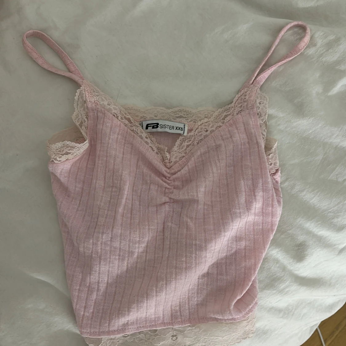 Rosa ribbad linnetopp med spets new yorker 