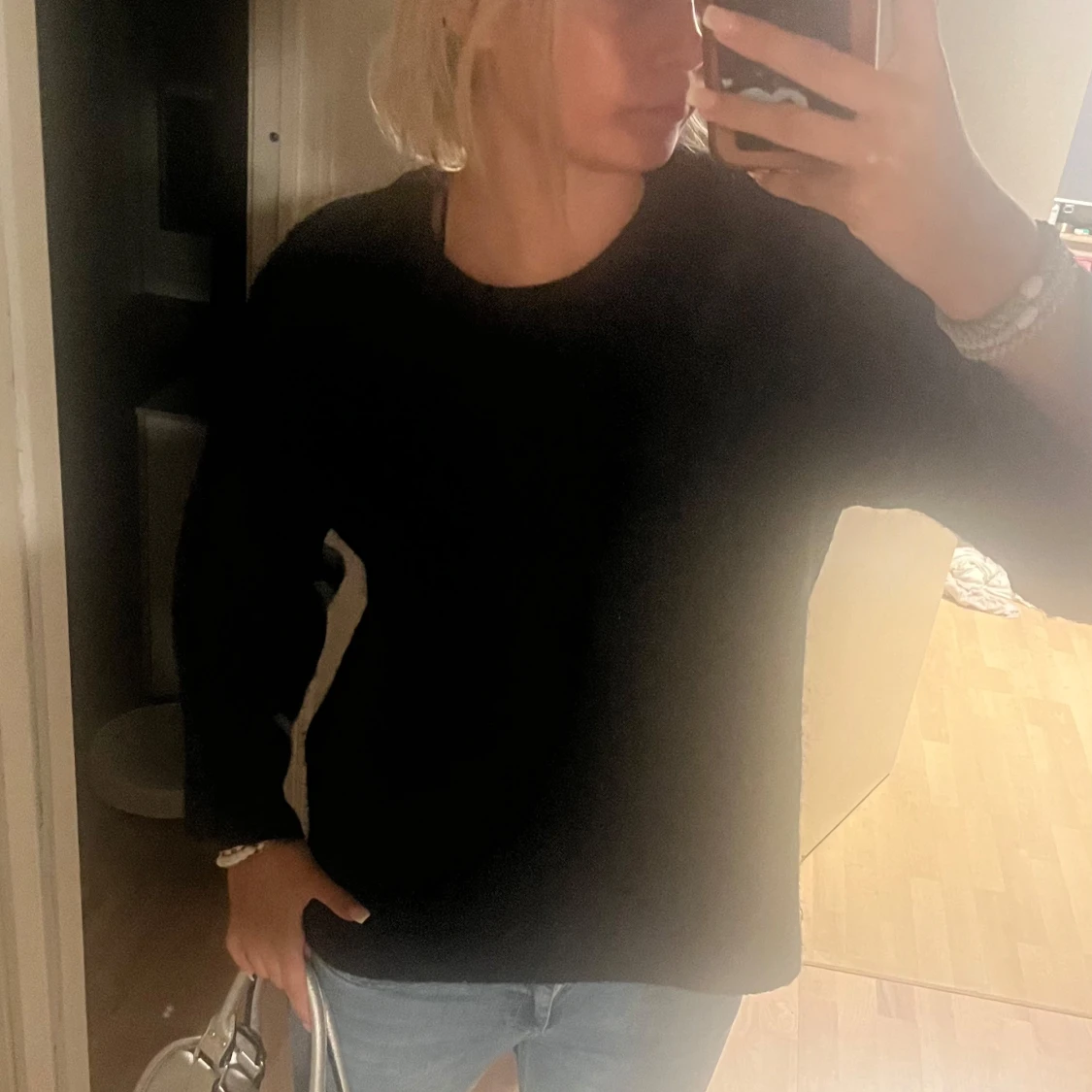 Svart stickad tröja med rosett i ryggen