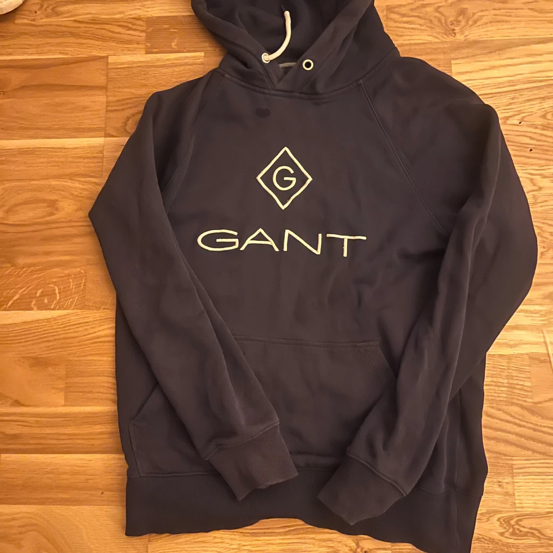 Mörblå hoodie från GANT med logga