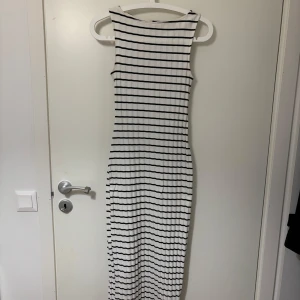 Vit och svart randig långklänning - Säljer en långklänning i vitt med svarta ränder. Super skön🤍💕Från Gina Tricot och är i storlek XS men passar också en med S.