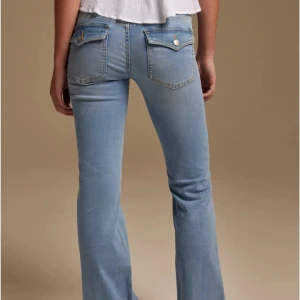 Low waist bootcut jeans - Säljer dessa fina low waist bootcut jeansen ifrån Nelly i storlek XS. Har en liten defekt längst ner på jeansen