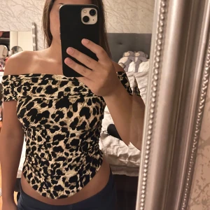 Leopard topp - En off shoulder topp med leopard mönster. Aldrig använts. Man kan ha den på två olika sätt som ni ser på bilderna. Står ingen storlek men den är som xs/s