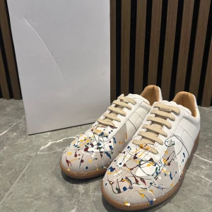 Maison Margiela gats paint splatter  - Hej, Säljer mina Maison Margiela gats paint splatter i färg vit och storlek 42, dom är i mycket bra skick och dom har inga defekter eller annat konstigt, Vid intresse är det bara att höra av sig😁