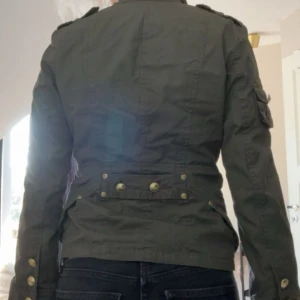 Olivgrön jeans jacka - Snygg olivgrön jacka med guldiga knappar💚💚