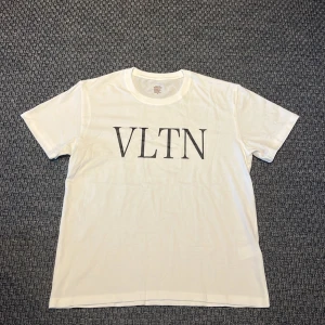 Valentino t shirt - Oanvänd VTLN t shirt storlek S 