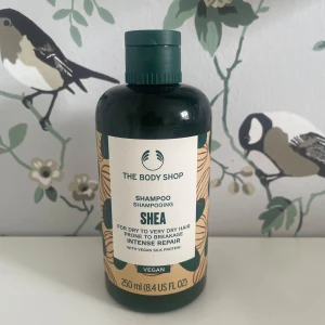 The Body Shop Shea Shampoo 250ml - The Body Shop Shea Shampoo för torrt till mycket torrt hår. Aldrig använd!🤎
