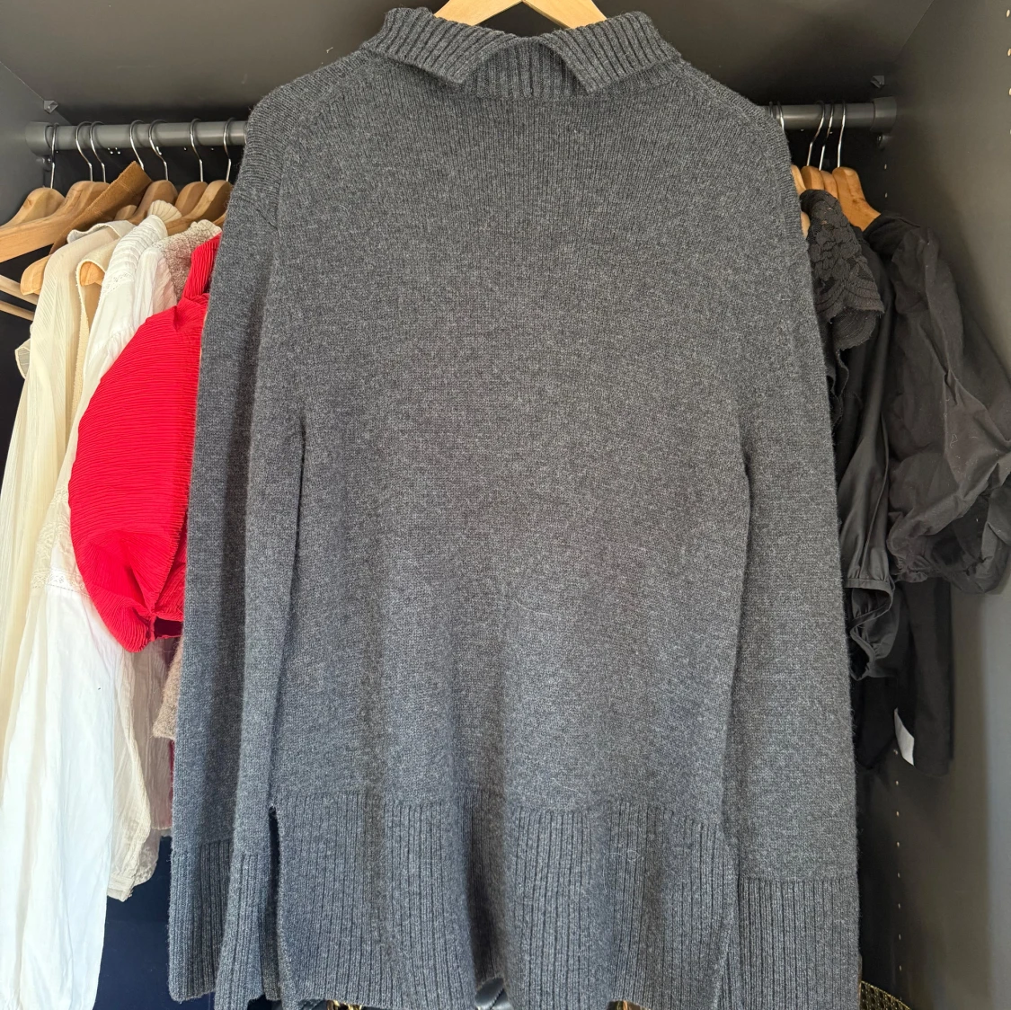 Mörkgrå stickad polotröja - 1