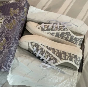 Dior skor - Hej, jag säljer mina dior skor då dom inte kommer till användning och bara står på en hylla. Skorna är aldrig använda, och är rätt så nya. Bilderna är inte mina, men det är bara att fråga om mina egna. Tryck på köp nu eller kontakta mig för frågor, inga frågor är dumma. ❤️❤️ 