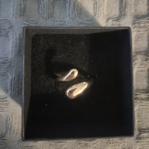 Guld ring  -  GRATIS GÅVA MED VARGE ORDER!! Supertrendig stockholmsstil tjejer, ring silver. Gjord av stål, jag svarar och skickar alltid snabbt!