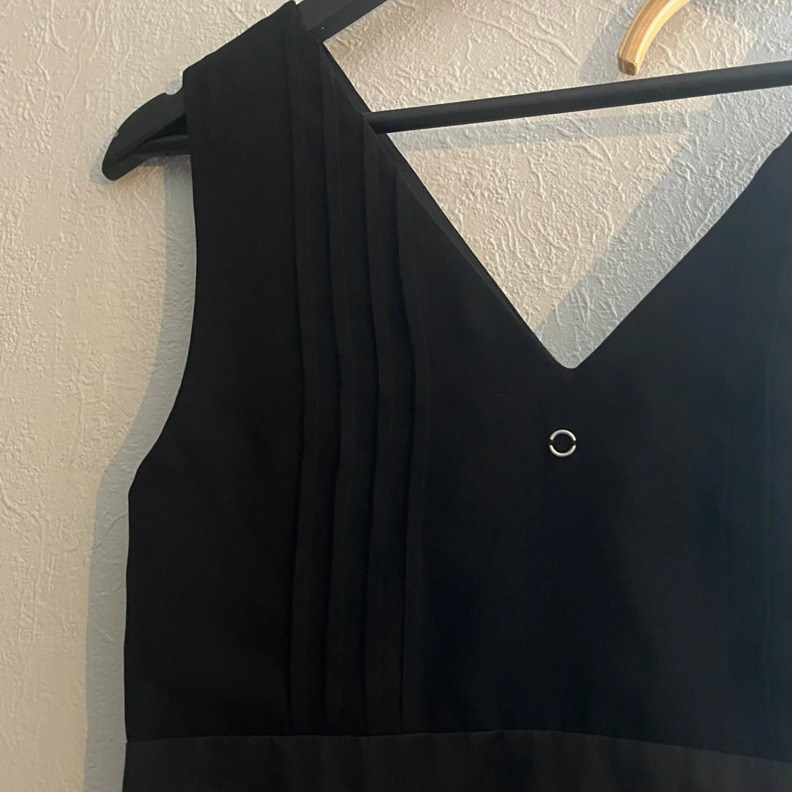 Svart klänning med volanger - 3