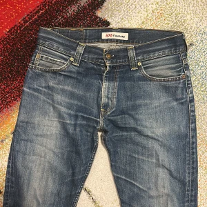 Levi's 506 jeans - Klassiska Levi's 506 jeans i blå denim med snyggt slitna detaljer och raka ben. Jeansen har fem fickor, gylf med dragkedja och kontrastsömmar. Perfekta för dig som gillar en tidlös och avslappnad look.