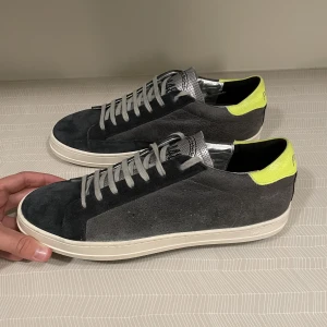 P448 Sneakers  - Hej! Säljer dessa riktigt snygga P448 skorna som är i bra skick. De är i storlek 45. Endast skorna medföljer. Hör av er om ni har några frågor eller funderingar!