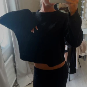 Svart croppad stickad tröja - Bra skick! Köparen står för frakten .
