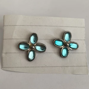 Blå örhängen  - Örhängen med blå stenar💕