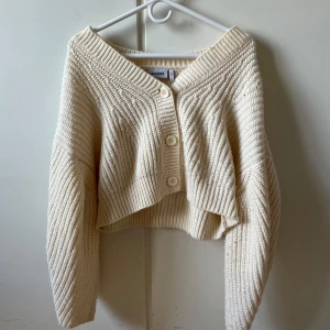 Cremevit Stickad kofta (Oversize) - Står storlek XS på lappen men den är oversized och är också väldigt oversized på mig som är storlek S. Det förekommer noppor och några ”hål”, vilket man kan se på bilderna.  