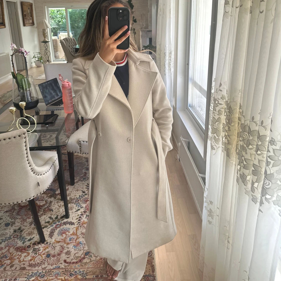 Beige kappa med bälte och slag - 1