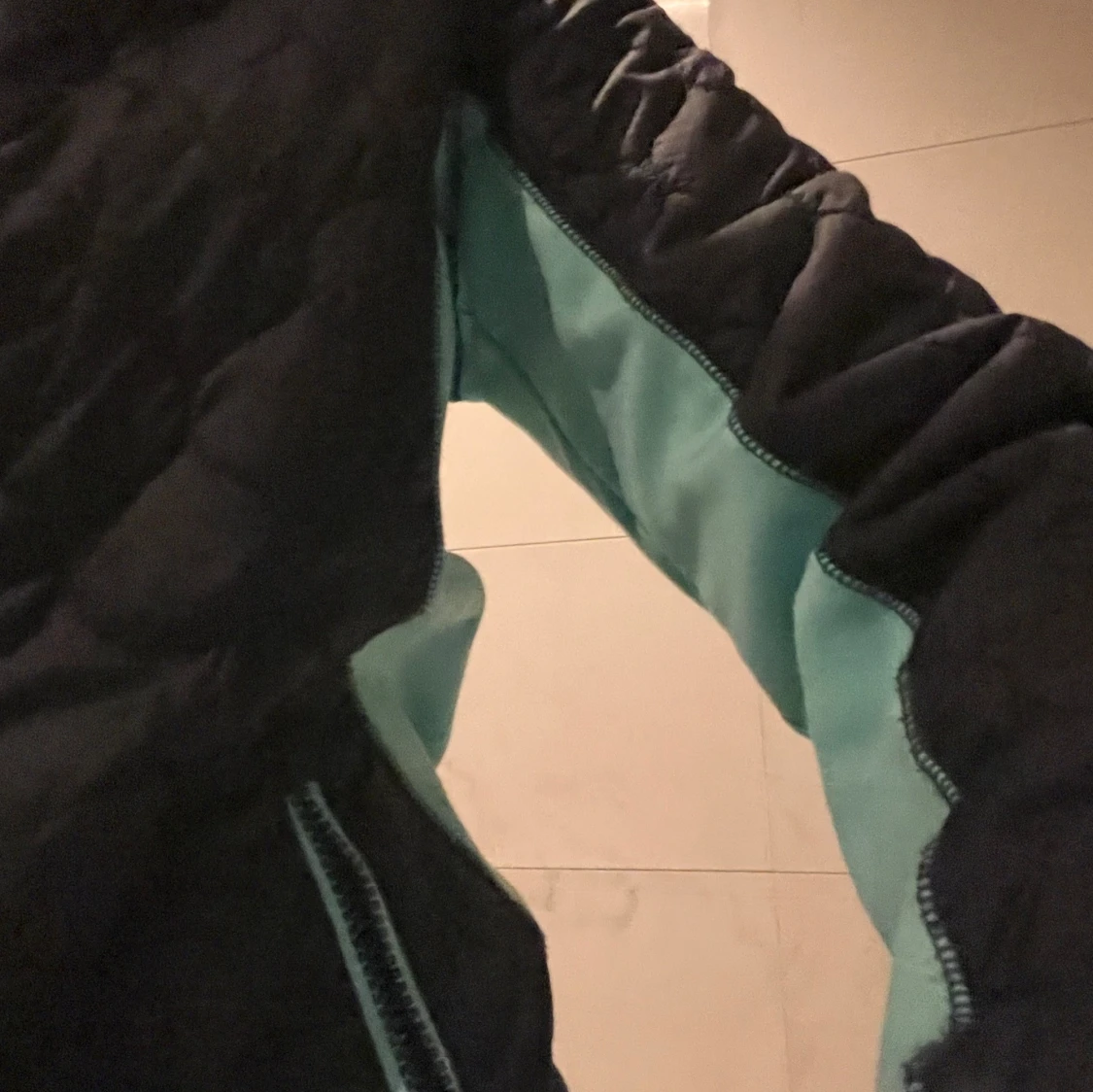 Svart och mintgrön vindjacka - 2