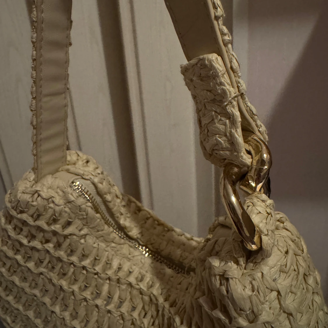 Beige axelväska i flätad syntet