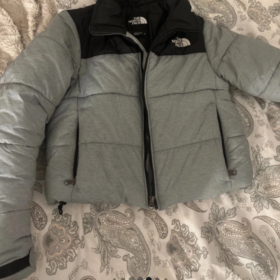 Grå pufferjacka från The North Face XS - 4