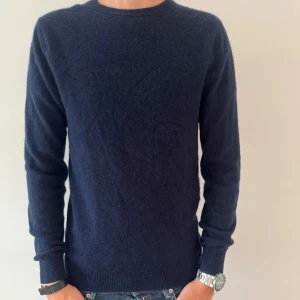 JOHN HENRIC KASHMIR TRÖJA  - Mjuk och stilren mörkblå tröja från John Henric i 100% kashmir. Klassisk rund halsringning. Perfekt för dig som gillar en clean look och vill ha något riktigt skönt och lyxigt i garderoben.