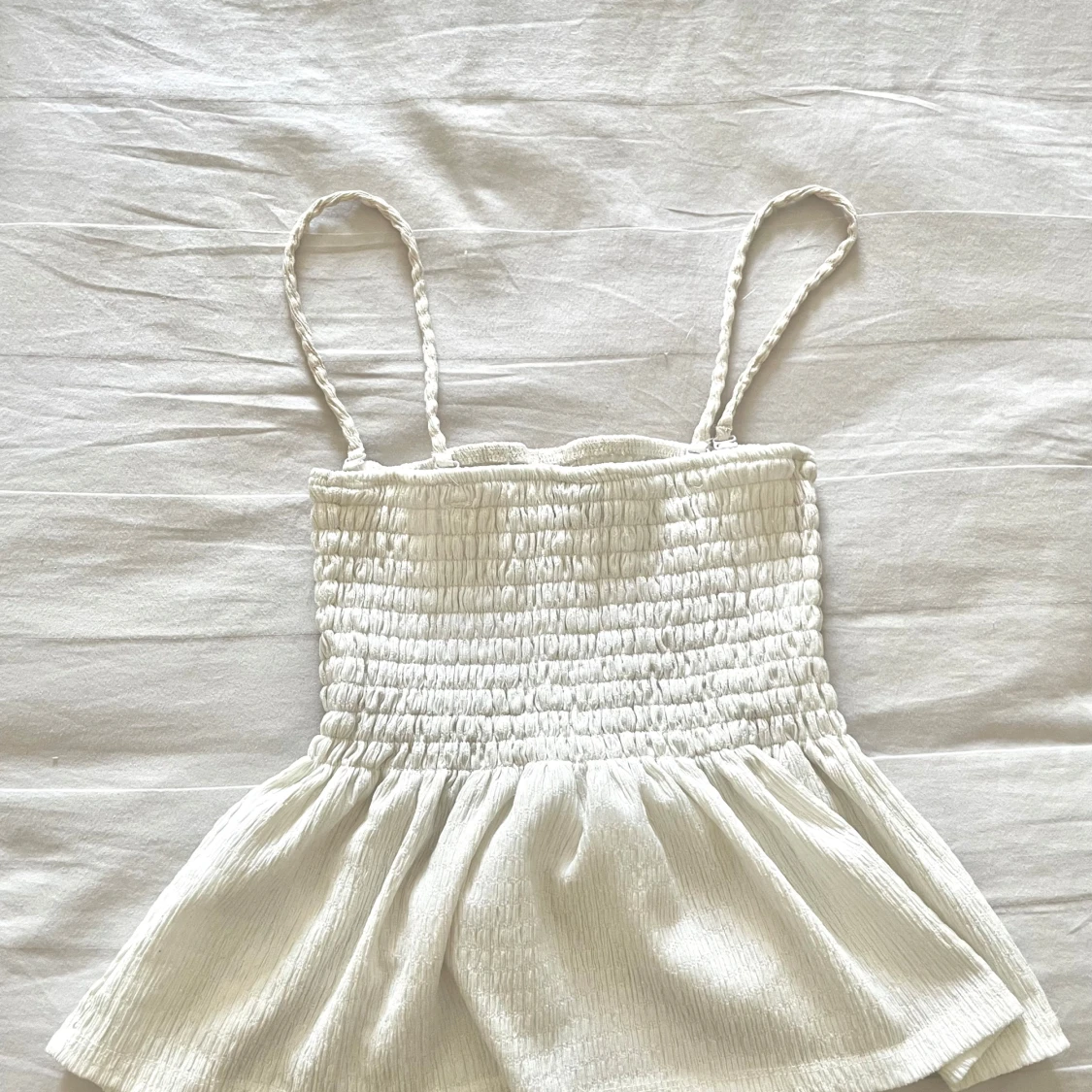 Vit volang topp från Gina Tricot 