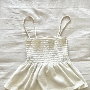 Vit volang topp från Gina Tricot  - Säljer min vita volang topp från Gina Tricot i storlek S. Den är använd men fortfarande i bra skick 