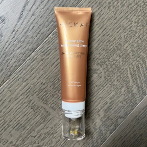 Hickap Bronze Glow Tanning Drops - Säljer denna ronze glow self tanning drops från Hickap, som endast är testad 1 gång pytte lite❣️ nypris-179kr. Köpare står för frakt 📦 
