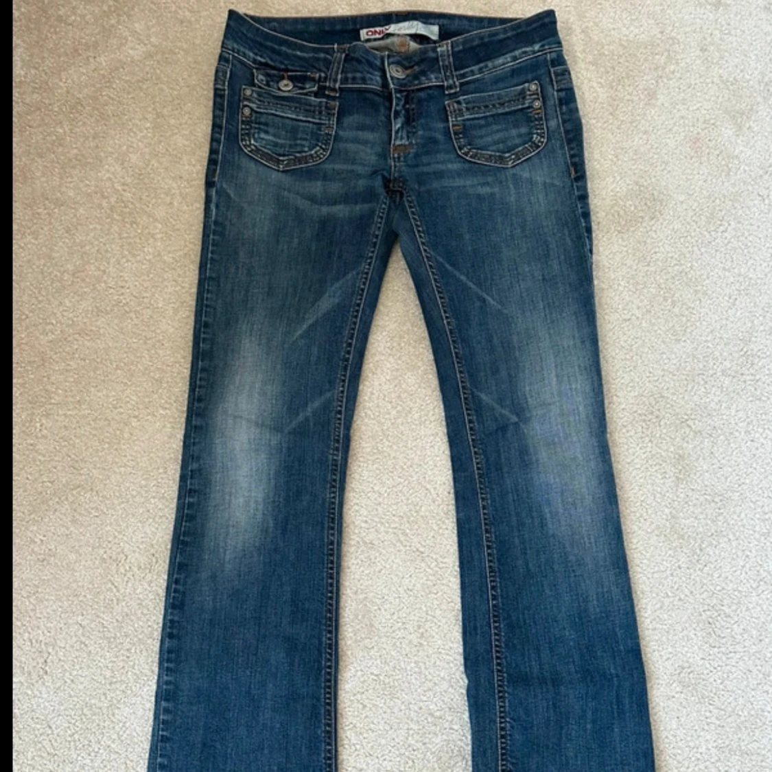 Blå bootcut jeans från ONLY