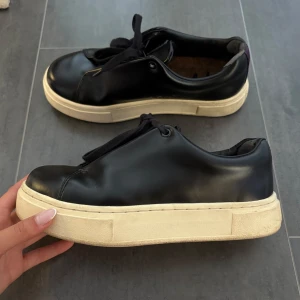 Eytys doja 39 - Säljer dessa eytys doja i storlek 39 då jag tyvärr inte använder de längre! Skorna är i fint skick, bortsett från lite slitningar på insida häl (se bilder)🤍