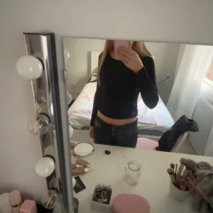 Svart långärmad croppad topp - En svart, croppad långärmad topp med rundad halsringning och smal passform. Färgen är typ grå svart och köpt på ginatricot för mer än ett år sedan men itne använd särkilt mycket💗