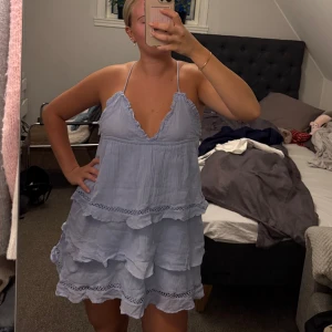 Volang klänning - Jättefin ljusblå volang klänning som är köpt ifrån gina tricot💕Använt ca en gång så den är som ny!!                      Storleken i klänningen är 170 men tycker den sitter som en S😊