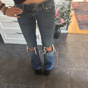 Lågmidjade jeans - Jättefina lågmidjade jeans ifrån lager157. Jättefint skick och har inga defekter.  Längd short men passar mig som är ca 160 med långa ben.