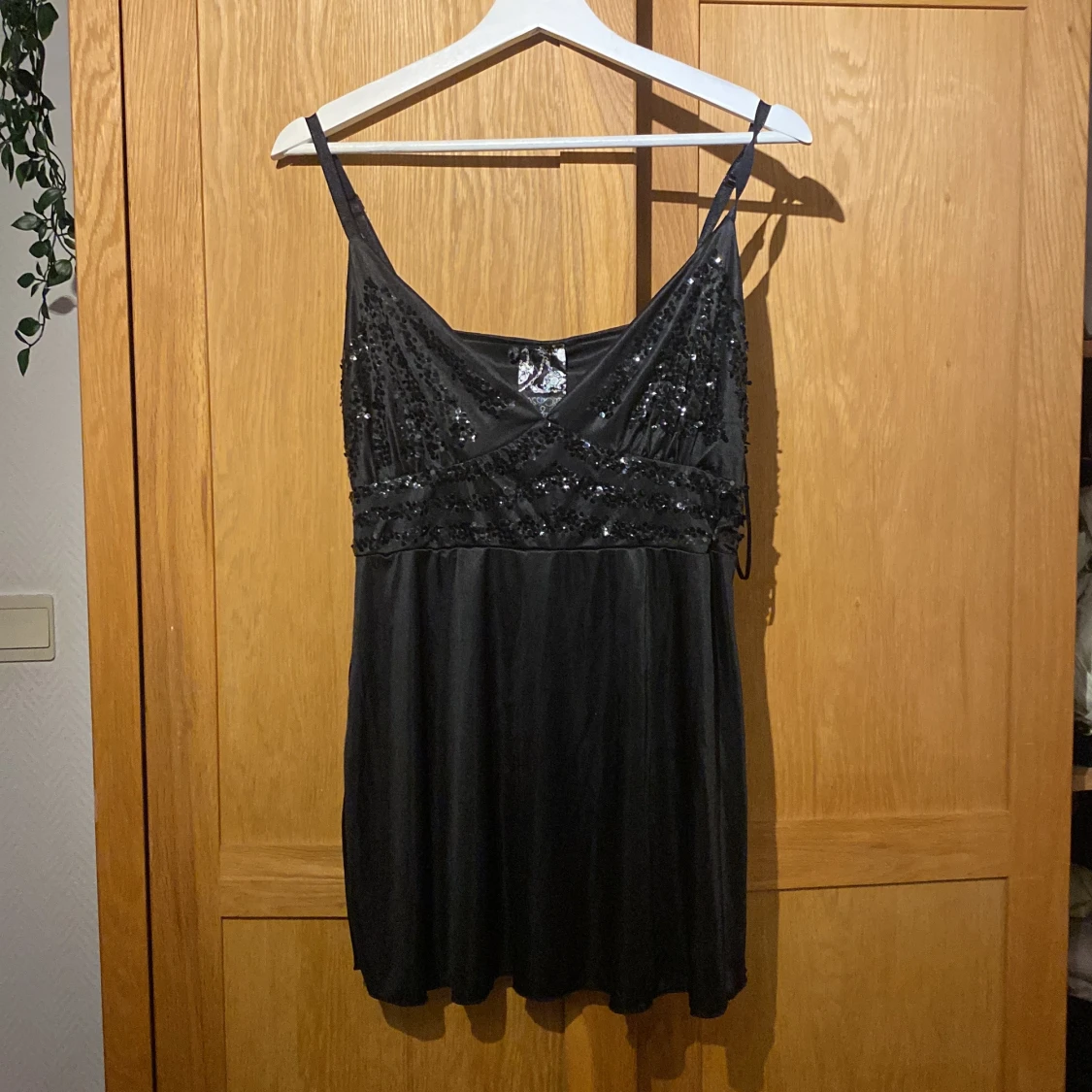 Svart paljettprydd linnetopp