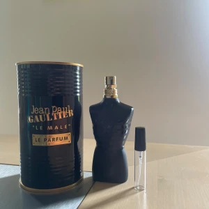 Jean Paul Gaultier le male le parfum 5ml - Jean Paul Gaultier le male le parfum 5ml sample  det är en doft som har varma kryddiga noter med inslag av vanilj, lavendel och träiga noter. Parfymen är en Eau de Parfum Intense, vilket gör att den håller ca: 10-12 timmar på huden. Den passar bäst på vintern och hösten, när det är lite kallare väder. Men den sitter lika fint om man ska ut med någon. [2ml för 25] [5ml 55] [10ml för 105] nypris 75ml: 780kr