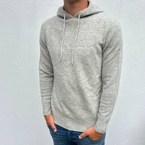 Kashmir/Merino hoodie - En schysst ljusgrå Kashmir/Merino hoodie | Storlek XS | Modellen som är 177cm lång, passar mindre | Endast använd 1 gång, därför skick 10/10 | Hör av dig vid frågor🌟
