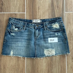 Blå jeanskjol Abercrombie & Fitch - Super snygg lågmidjade kjol från Abercrombie & Fitch. Bra skick. Storlek ”30” (S-M). Rakt över är midjemåttet 39 cm. Längd 25 cm💗