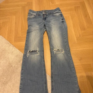 Bootcut jeans - Säljer ett par bootcut jeans från Nelly pågrund ut av att dom inte kommer till användning, dom är även uppsydda längden passar perfekt på mig som är 160. Nypris 699 kr 