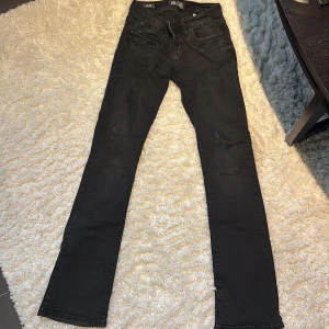 Svarta bootcut jeans Valerie 25/34 - Snygga svarta bootcut jeans från Valerie i modellen Low Rise. Jeansen har klassisk femficksdesign, låg midja och utsvängda ben.Jättefina och i bra skick!