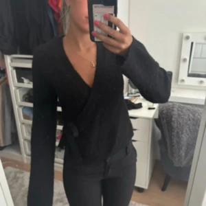 Svart omlott kofta💞 - Sååå fin slutsåld svart omlott kofta ifrån Gina! Storlek S