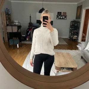 Beige polotröja från Zara, L - Beige polotröja från Zara i storlek L. Tröjan har en hög, ribbad krage och är stickad i mjukt material. Långärmad modell med ribbade muddar vid ärmslut och nederkant. Perfekt för lager-på-lager och chill höst- eller vinterstil.