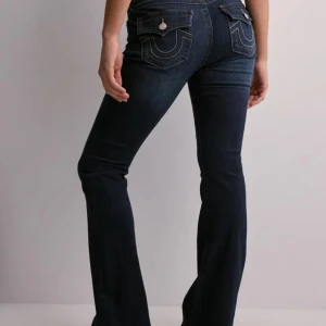 Mörkblå True Religion bootcut jeans - Säljer ett par mörkblå jeans från True Religion jeans modellen becca bootcut. Använd några gånger men är fortfarande i bra skick utan slitage, säljer då de inte kommer till användning. De är i storlek w27 och passar mig i längden som är 1,68💞 nypris- 1 299 