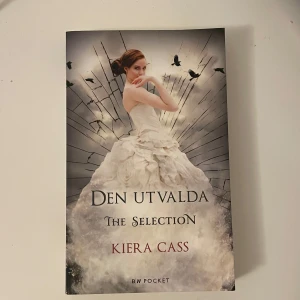 Den utvalda - The Selection - Spänning, kärlek och glamour! Den utvalda är tredje boken i succéserien The Selection. Fyra deltagare återstår och bara en kan vinna prins Maxons hjärta. Perfekt för dig som gillar romantik och dramatiska tävlingar. Väldigt bra skick