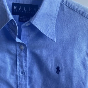 Blå skjorta från Ralph Lauren - Snygg Ralph lauren skjorta i mycket fint skick. Storlek L i barnstorlek. Skulle säga att den passar S-Xs hållet. Priset är inte hugget i sten och tveka inte på att fråga om du undrar något. 🙌🤩
