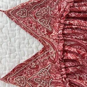 Rosa pärlbroderad zaraklänning - Supersöt zaraklänning med pärlbroderier upptill. Klänningen har v-ringning, knyt i nacken och volangdetaljer under bysten. Perfekt för sommarens varma dagar och festivaler. 