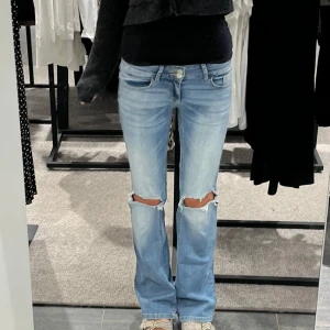 Low waist jeans med hål från Nelly - Jätte fina low waist jeans i storlek 32 från Nelly💓 ordinarie pris 700 kr 💕 Jag är 1,70 för referens ☺️