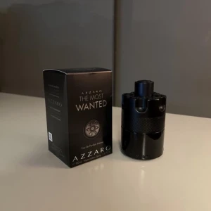 Azzaro The Most Wanted EDP intense - Hej, säljer denna underbara parfym då jag fick den i julas, haft en likadan i typ två år men vill köpa något nytt inför sommaren. Sprayad mindre än 10 gånger och har stått i en mörk och kall plats. Önskas ytterligare bild så får du självklart det.