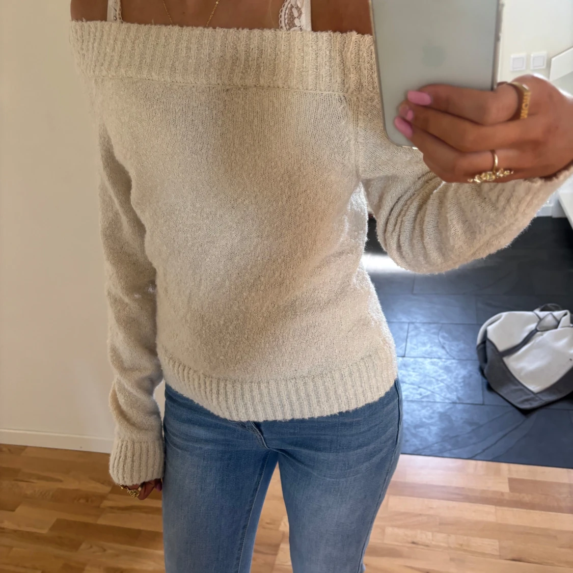 Offshoulder stickad tröja i beige - 1