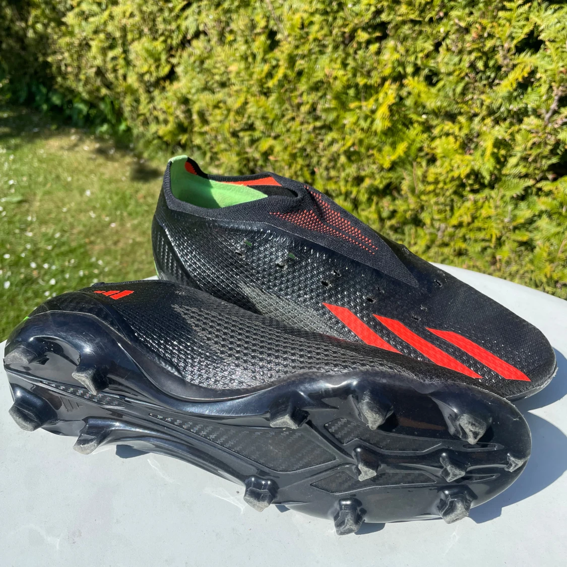 Svarta fotbollsskor från Adidas med röda detaljer - 2