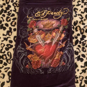 Ed Hardy tubetop  - Lila tubetop från Ed Hardy i bra skick. Står ingen storlek men skulle säga att den passar både S och M💖